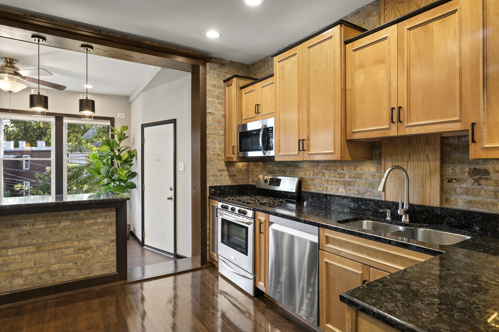 1319 W Ardmore Avenue Unit: 2E