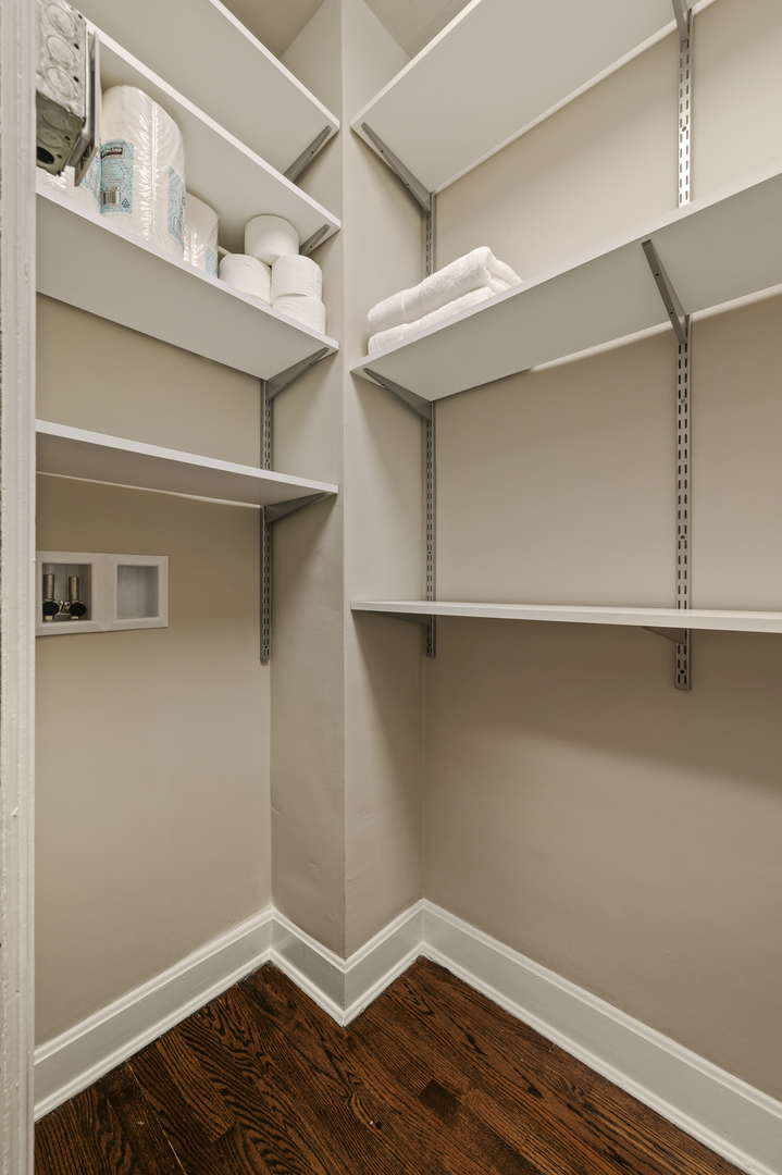 1319 W Ardmore Avenue Unit: 2E