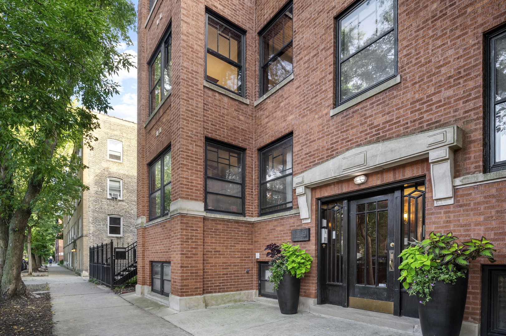 1319 W Ardmore Avenue Unit: 2E