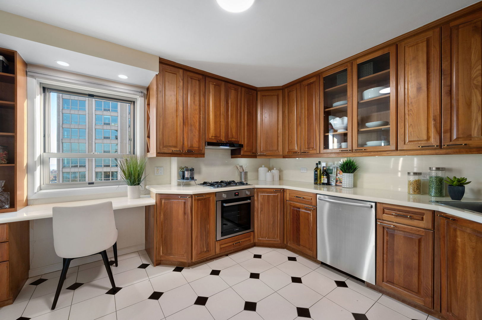 3470 N Lake Shore Drive Unit: 23A