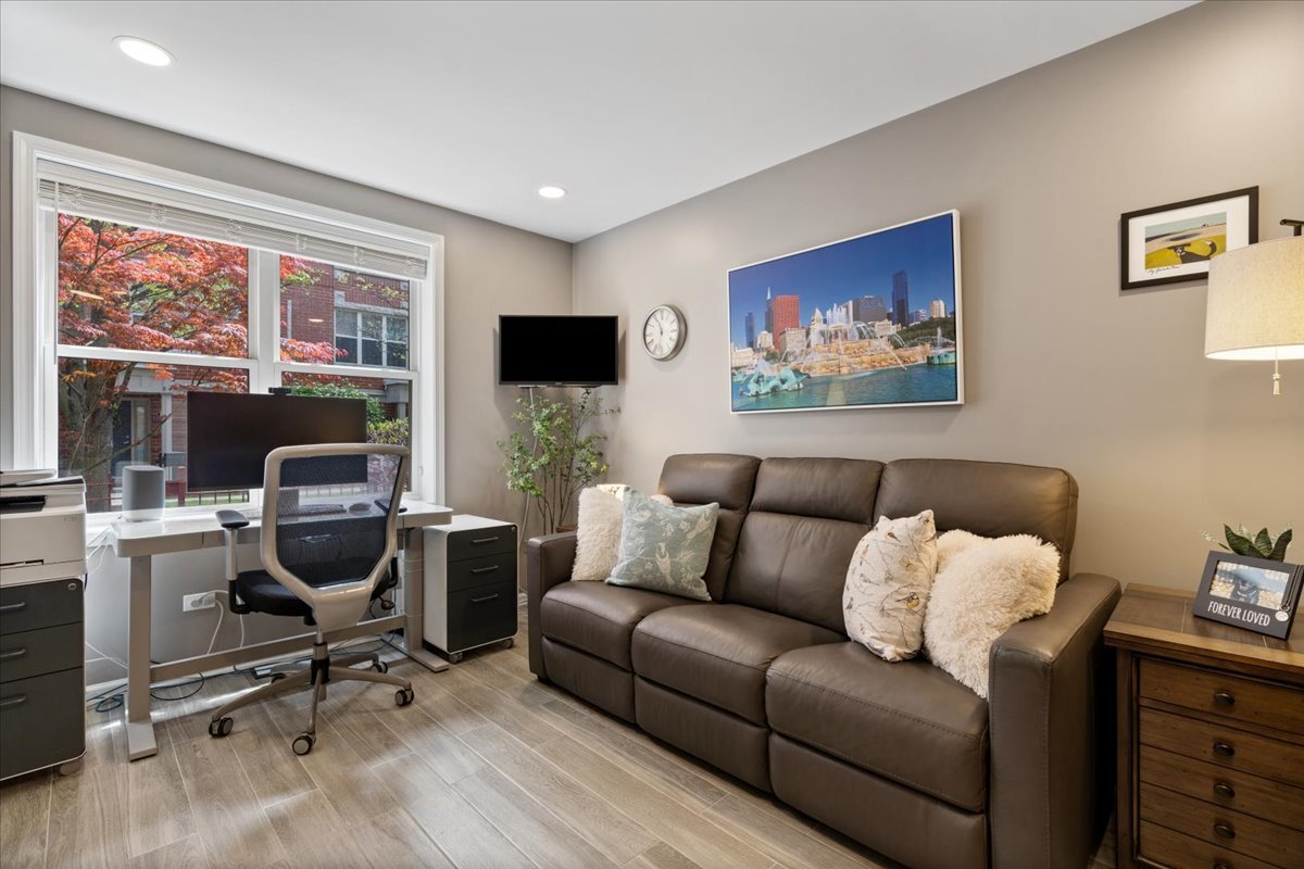 4646 N Greenview Avenue Unit: 10
