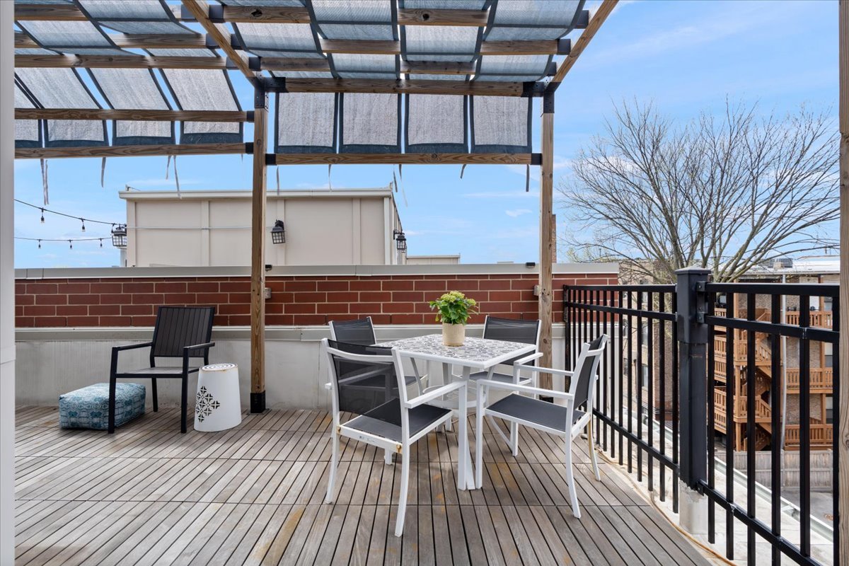 4646 N Greenview Avenue Unit: 10