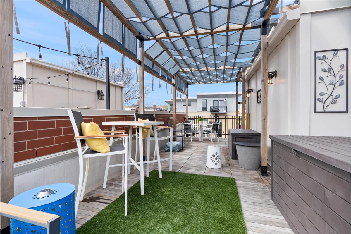 4646 N Greenview Avenue Unit: 10