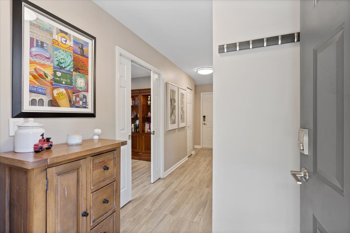 4646 N Greenview Avenue Unit: 10