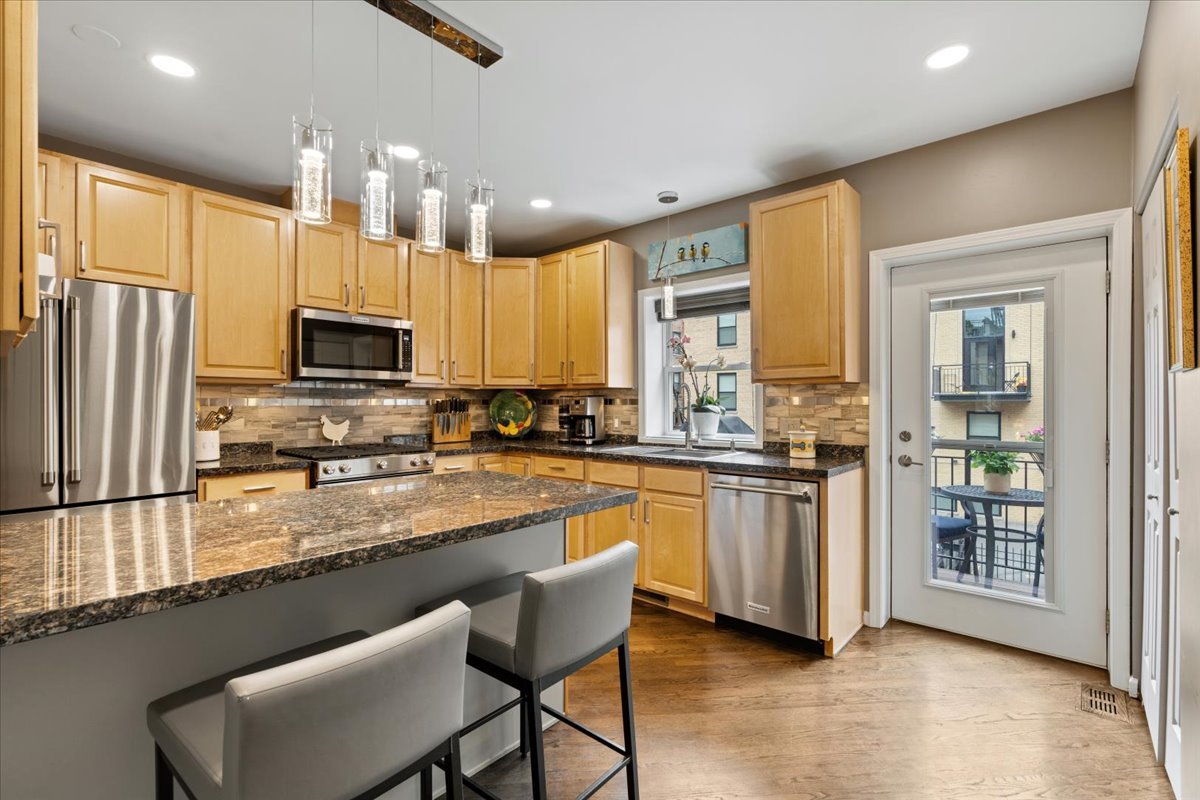 4646 N Greenview Avenue Unit: 10