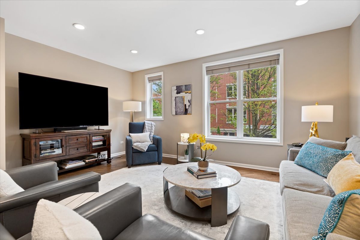 4646 N Greenview Avenue Unit: 10