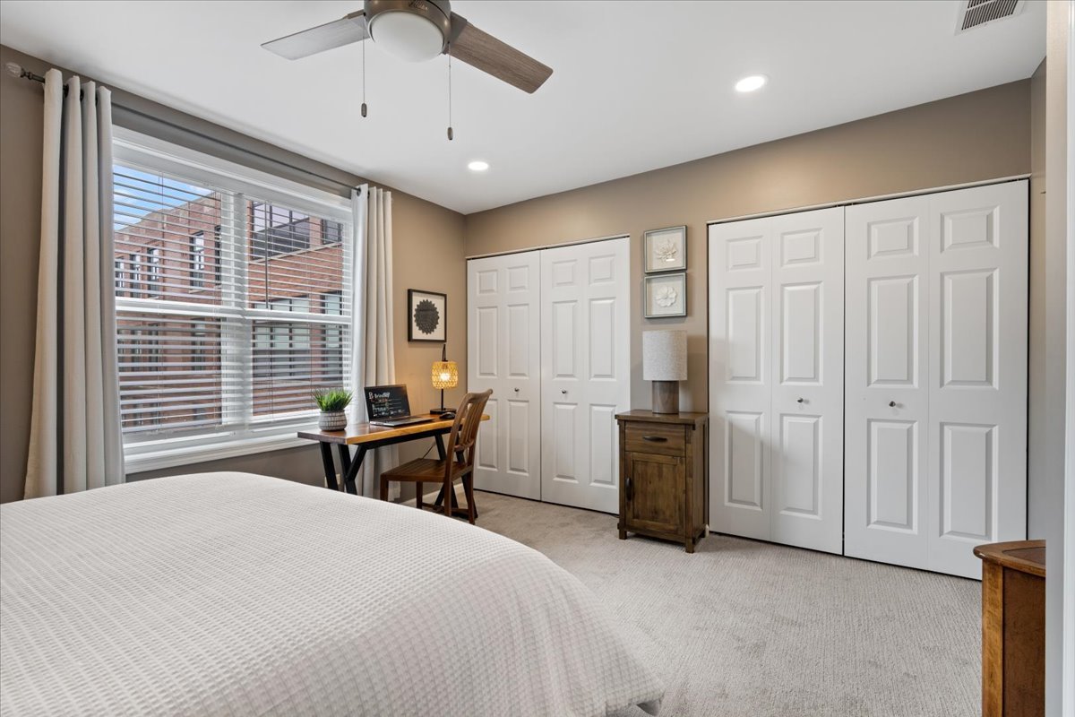 4646 N Greenview Avenue Unit: 10