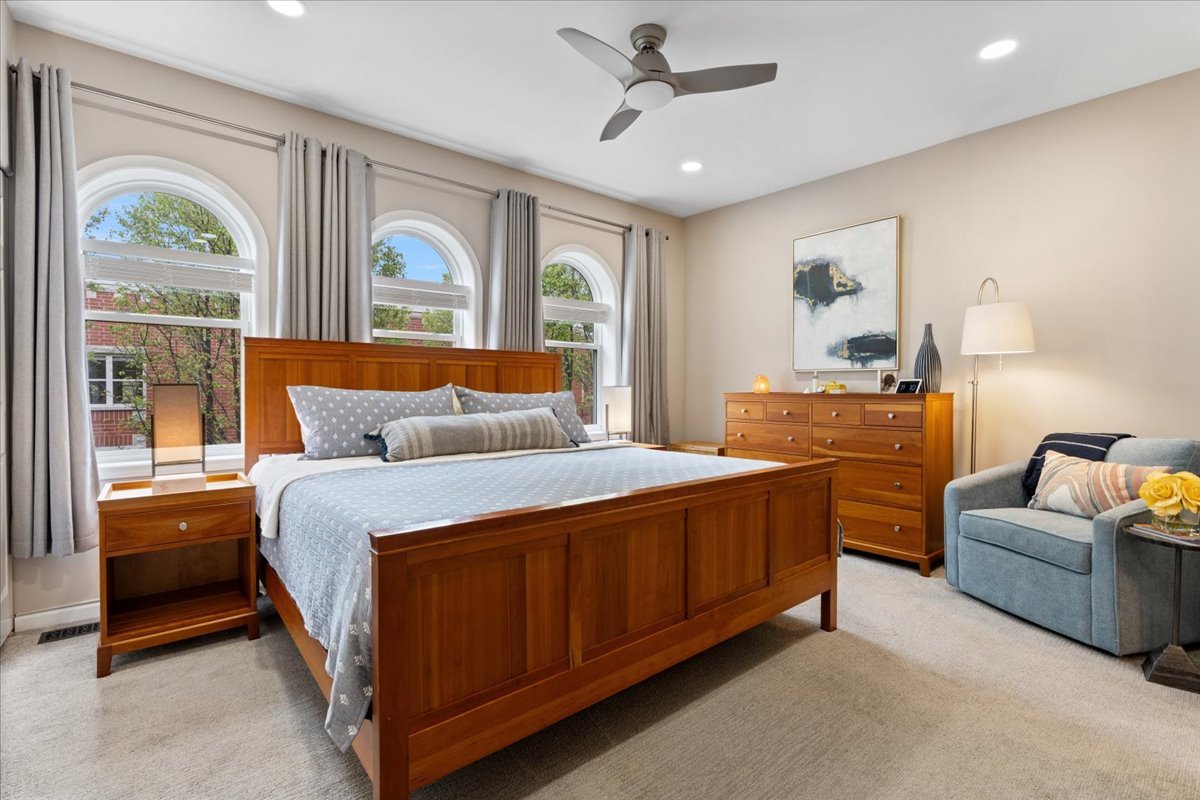 4646 N Greenview Avenue Unit: 10