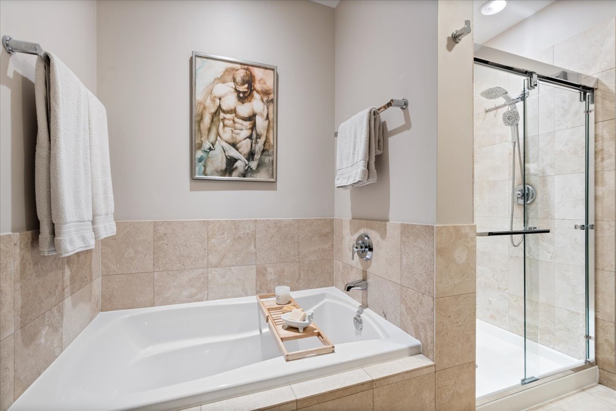 4646 N Greenview Avenue Unit: 10