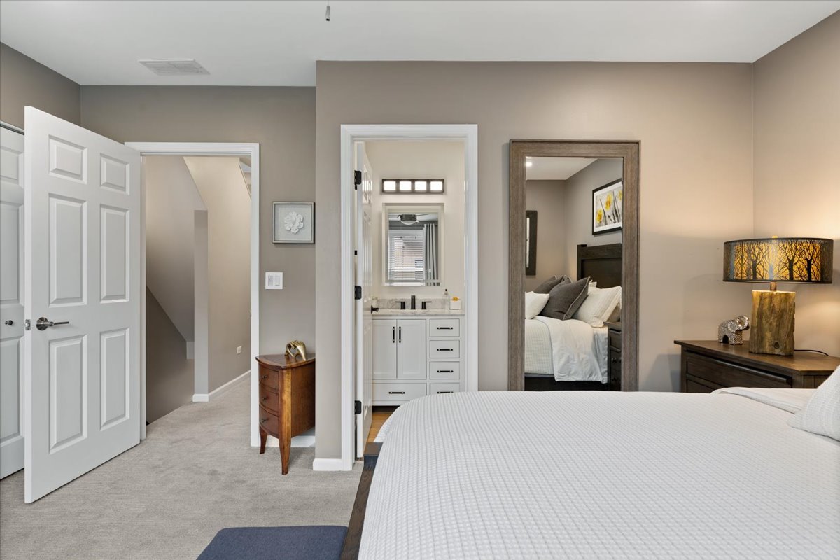 4646 N Greenview Avenue Unit: 10