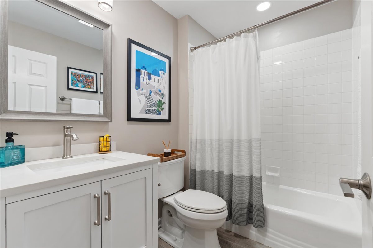 4646 N Greenview Avenue Unit: 10