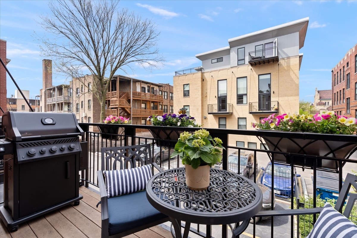 4646 N Greenview Avenue Unit: 10