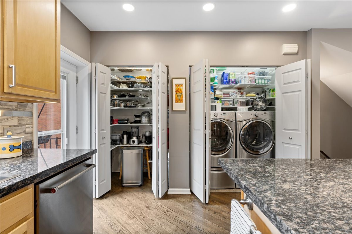 4646 N Greenview Avenue Unit: 10