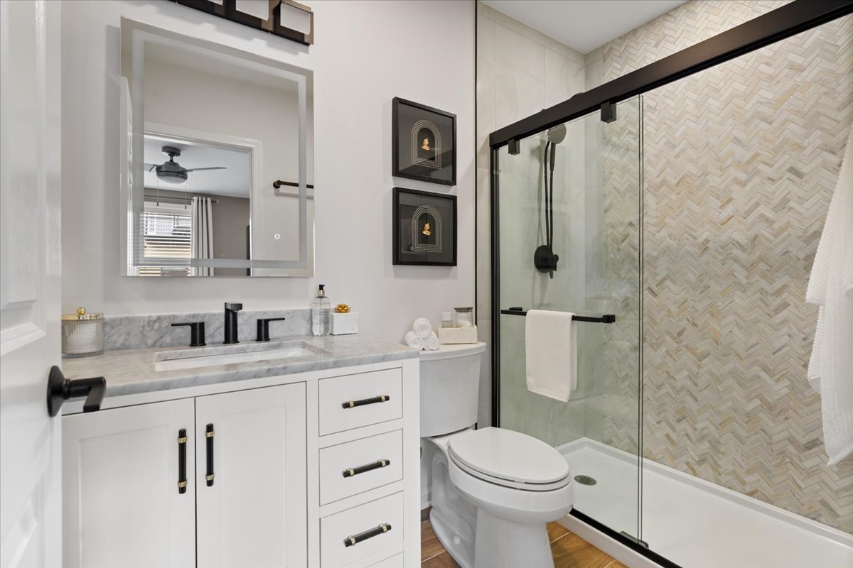 4646 N Greenview Avenue Unit: 10