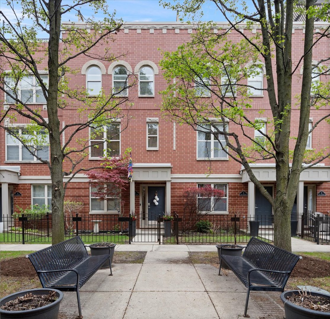 4646 N Greenview Avenue Unit: 10