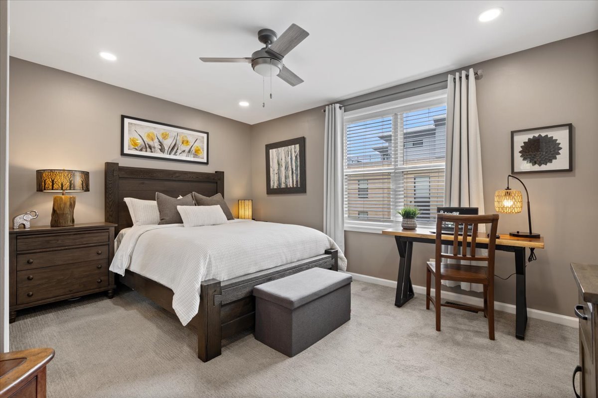 4646 N Greenview Avenue Unit: 10