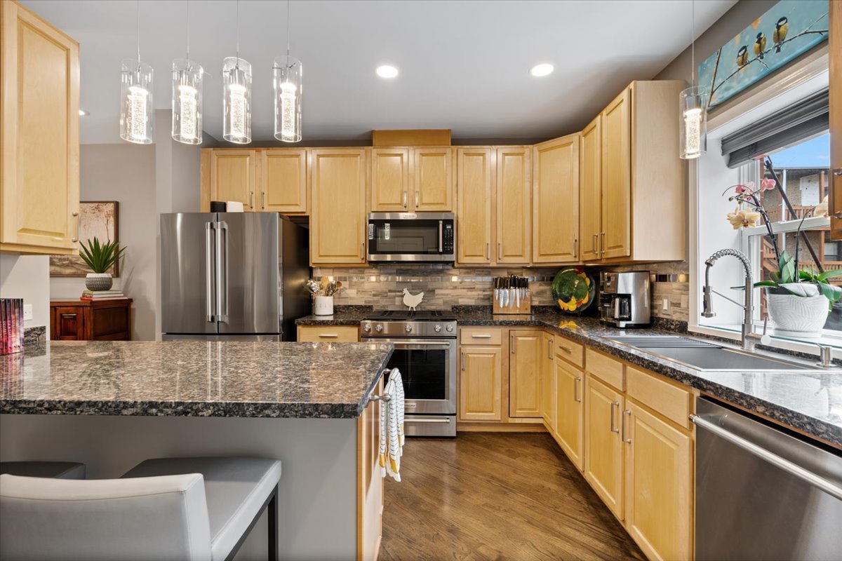 4646 N Greenview Avenue Unit: 10