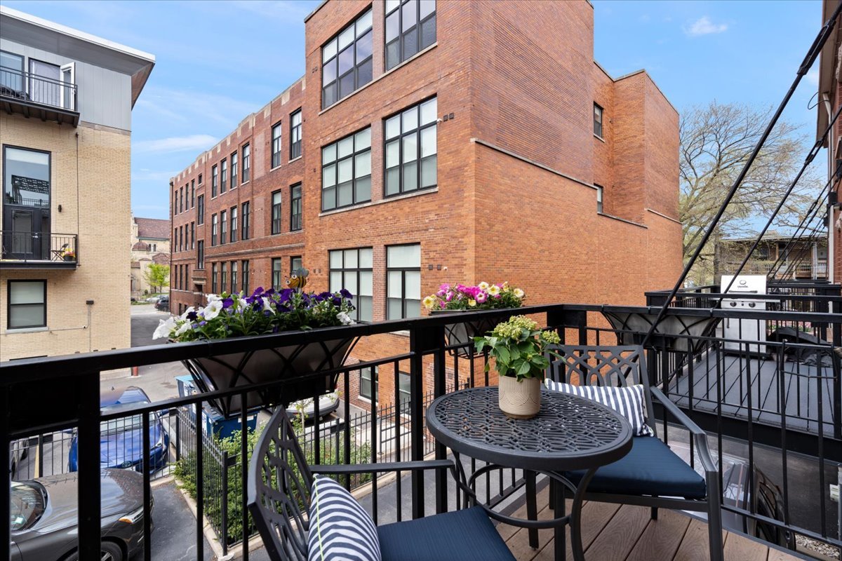 4646 N Greenview Avenue Unit: 10