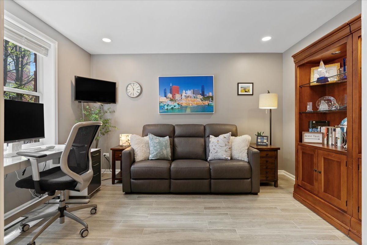 4646 N Greenview Avenue Unit: 10