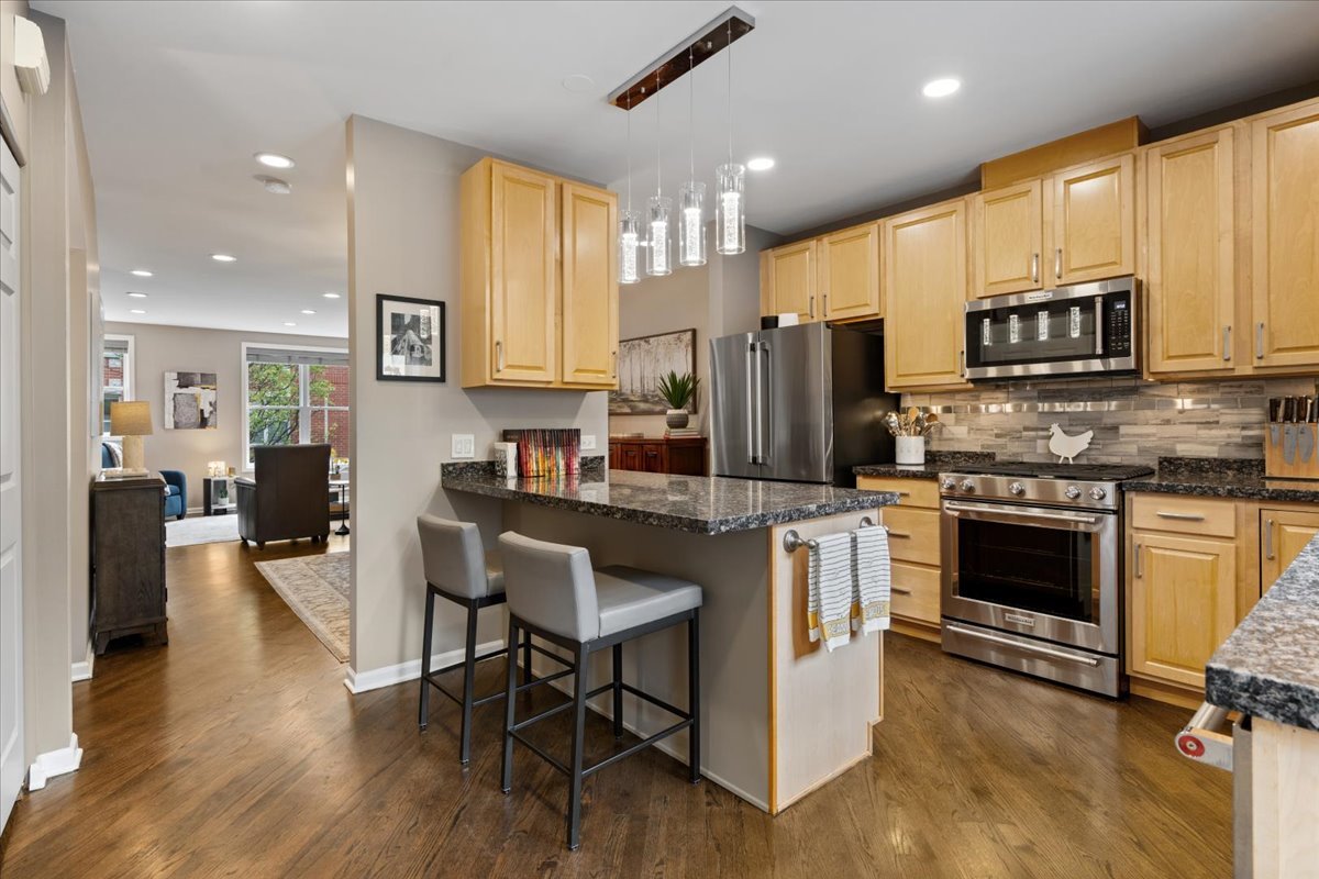 4646 N Greenview Avenue Unit: 10