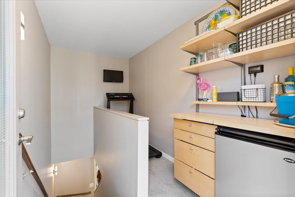 4646 N Greenview Avenue Unit: 10