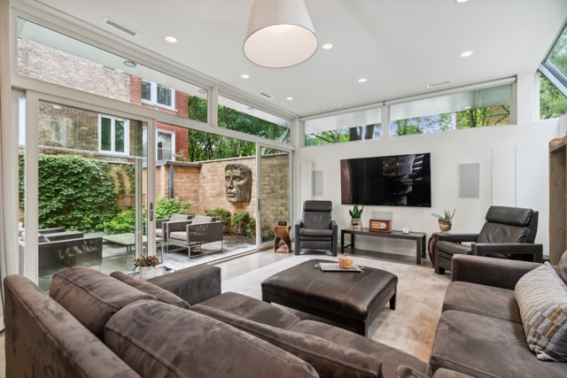 5833 N Magnolia Avenue