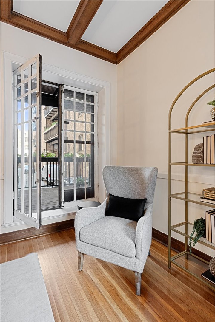 684 W Irving Park Road Unit: E5