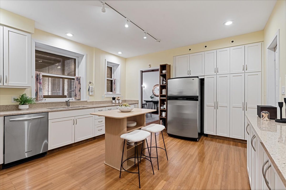 684 W Irving Park Road Unit: E5