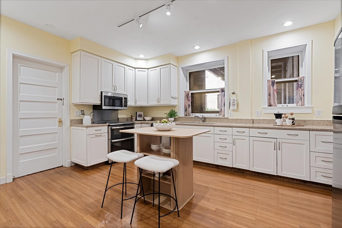684 W Irving Park Road Unit: E5