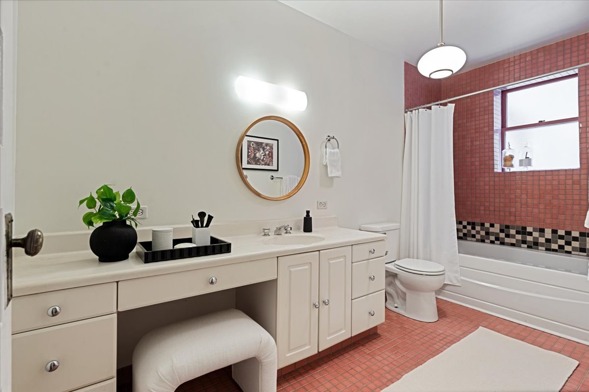 684 W Irving Park Road Unit: E5