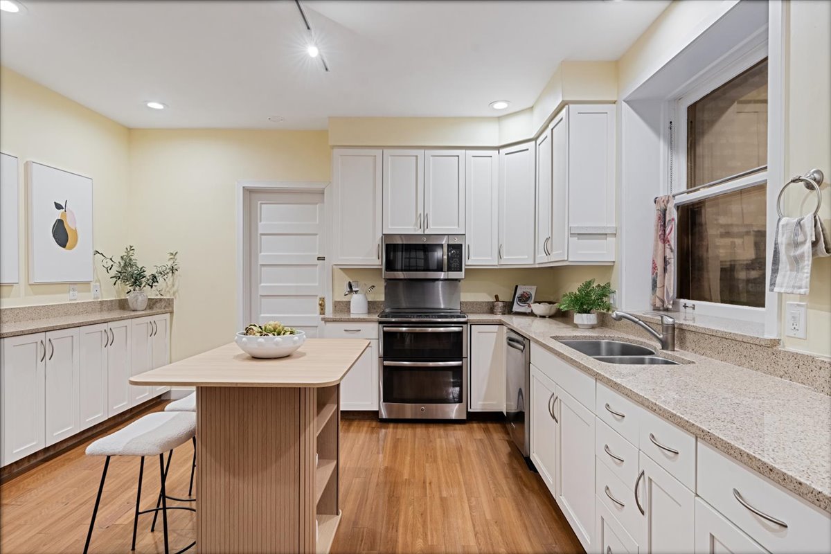 684 W Irving Park Road Unit: E5
