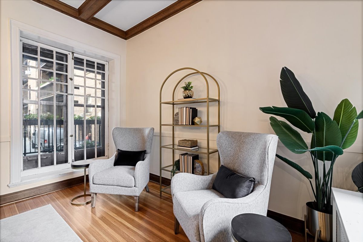 684 W Irving Park Road Unit: E5