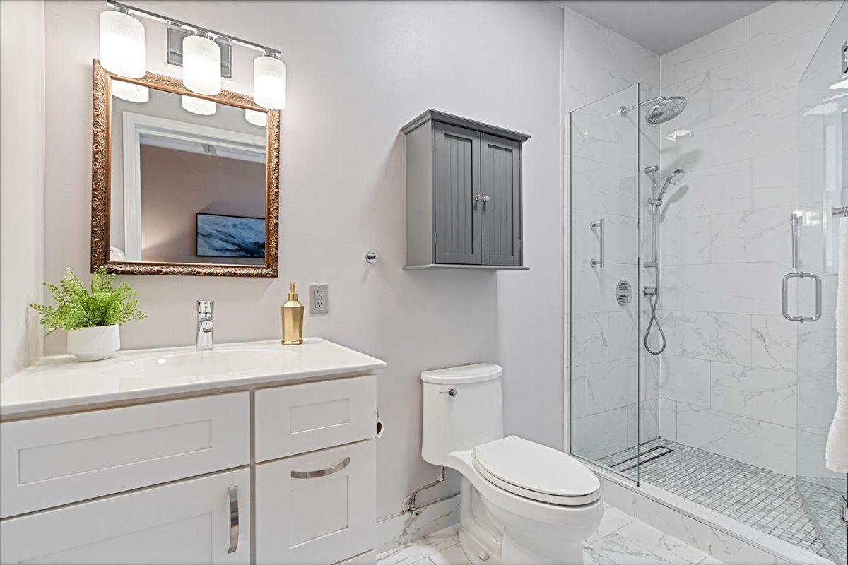 684 W Irving Park Road Unit: E5