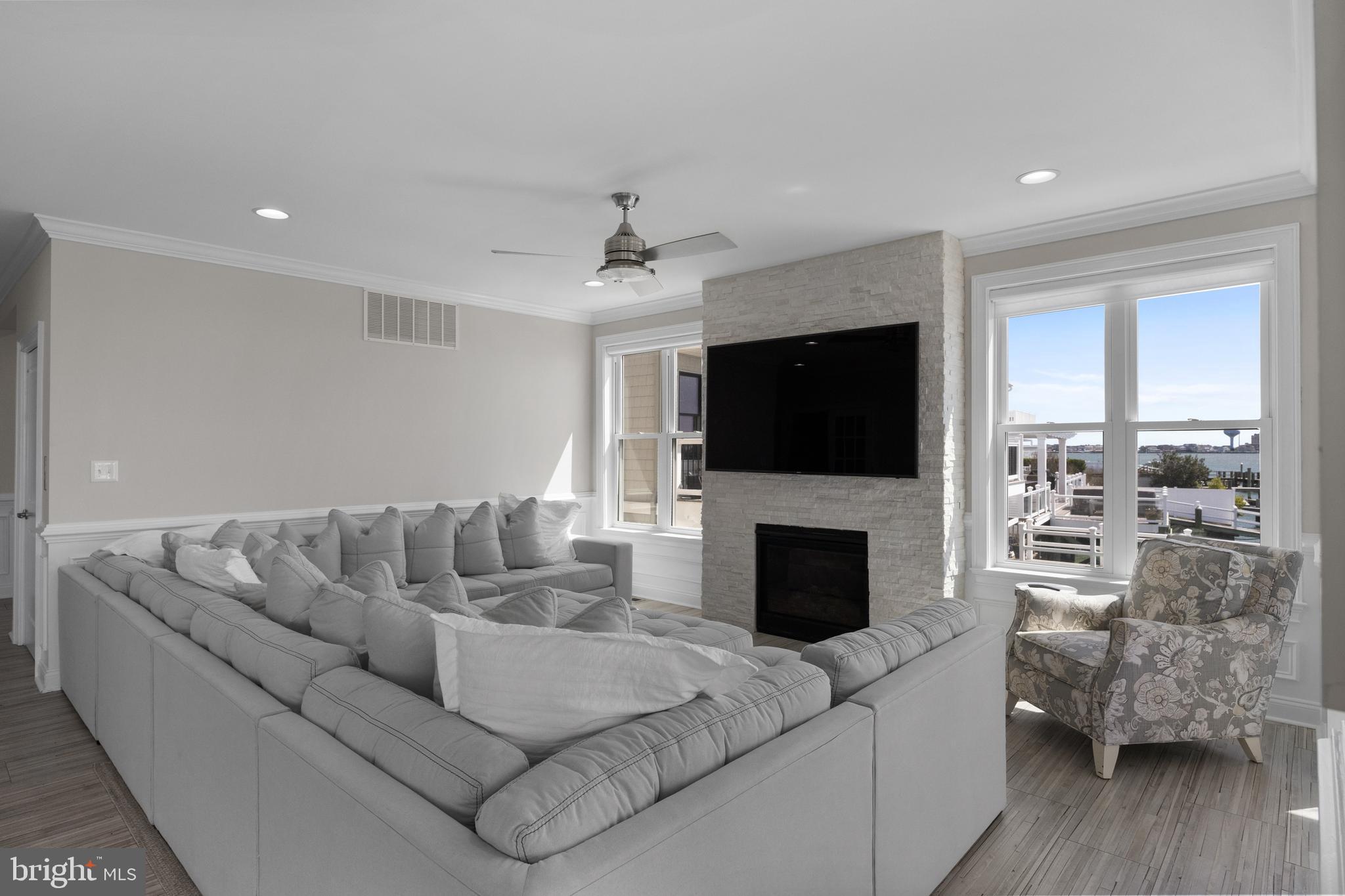 728 W Shore Dr