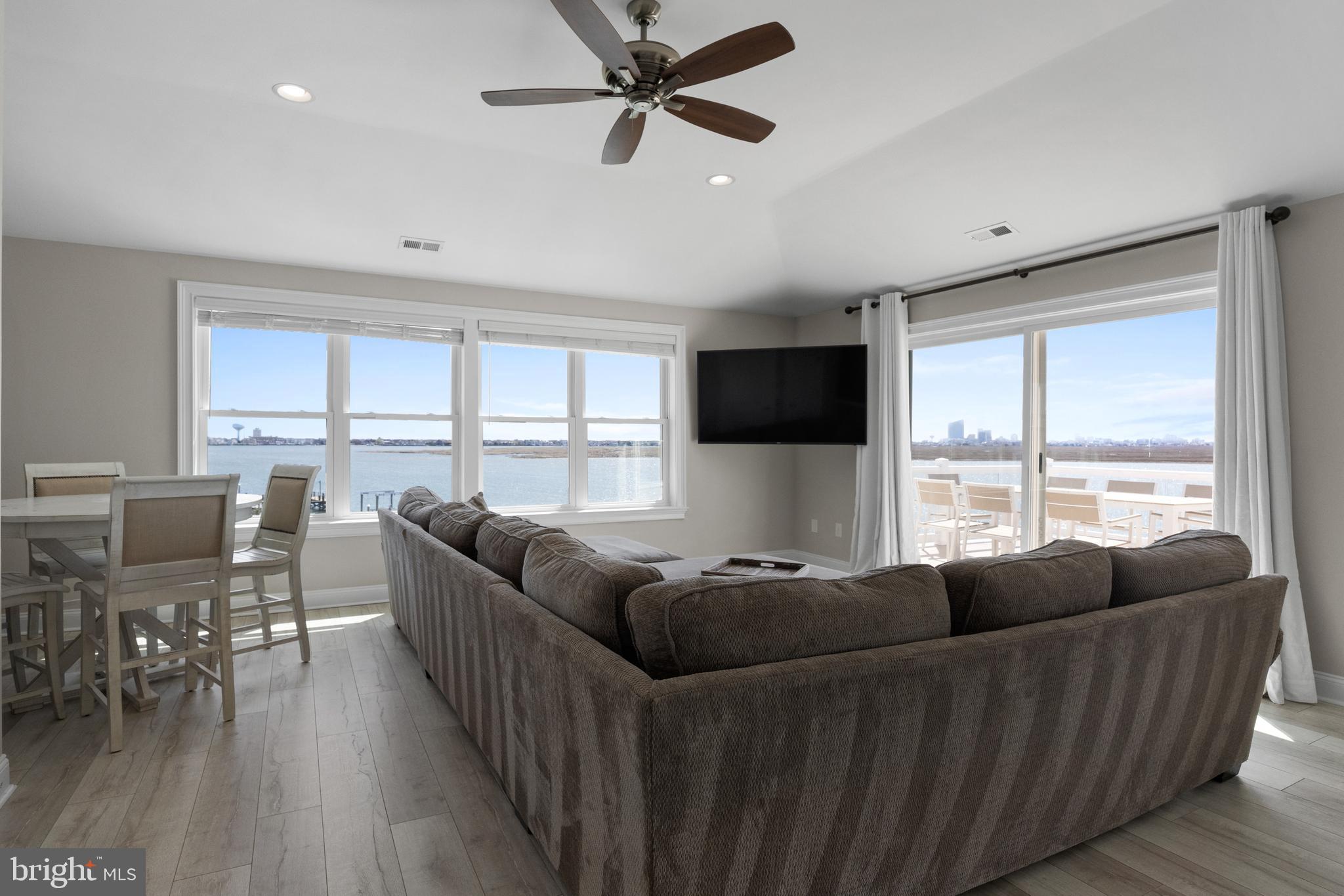 728 W Shore Dr