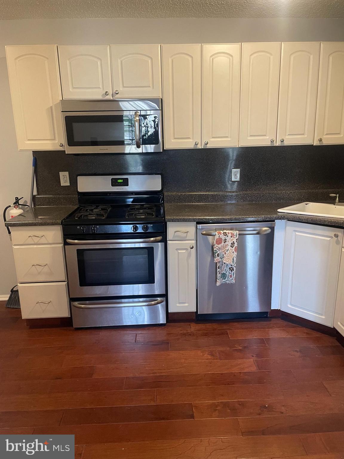 99 SUSSEX PL
