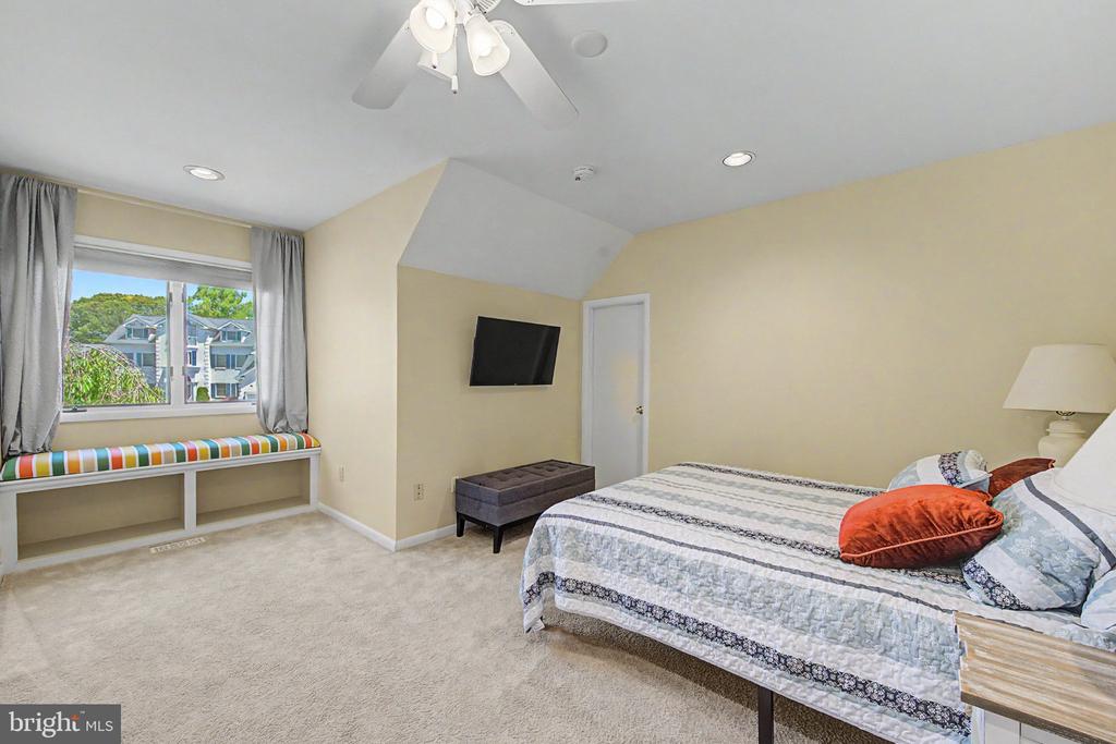 9 SEAGARDEN DRIVE