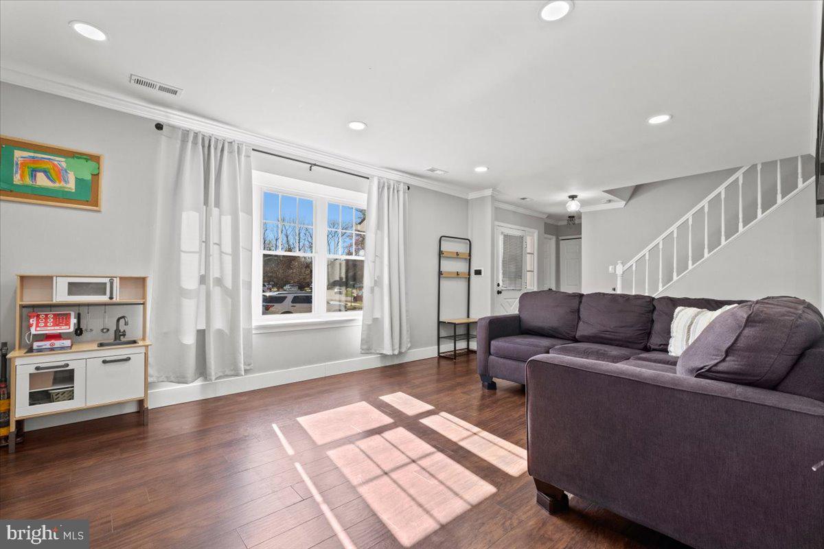75 LAKESIDE DRIVE