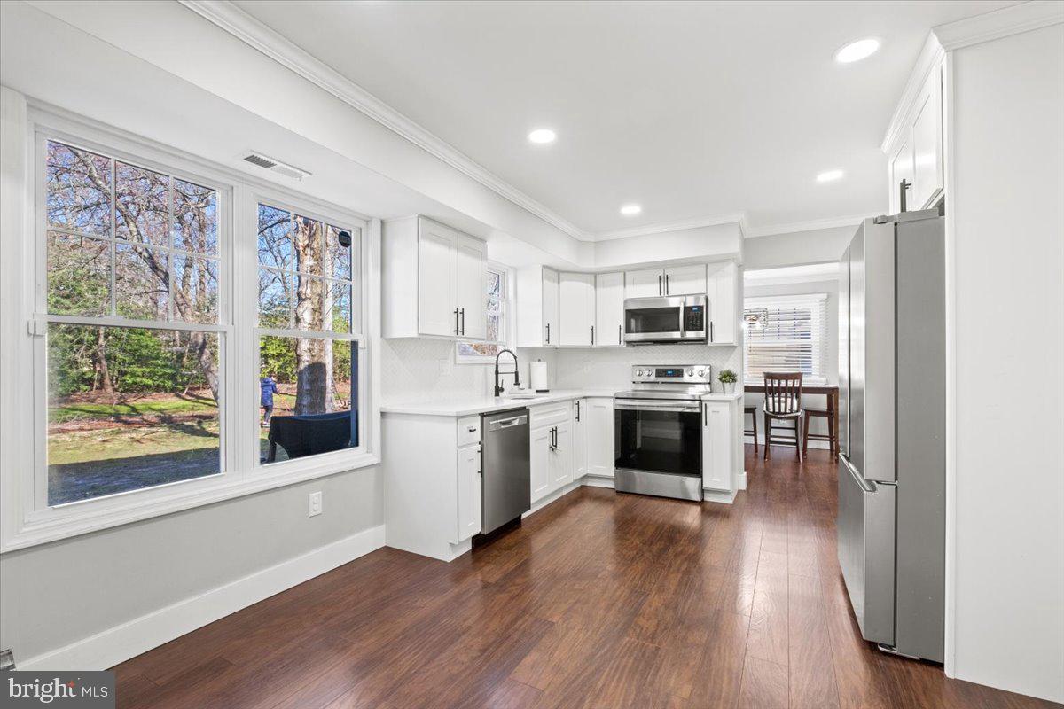 75 LAKESIDE DRIVE