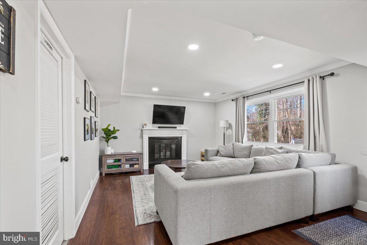 75 LAKESIDE DRIVE