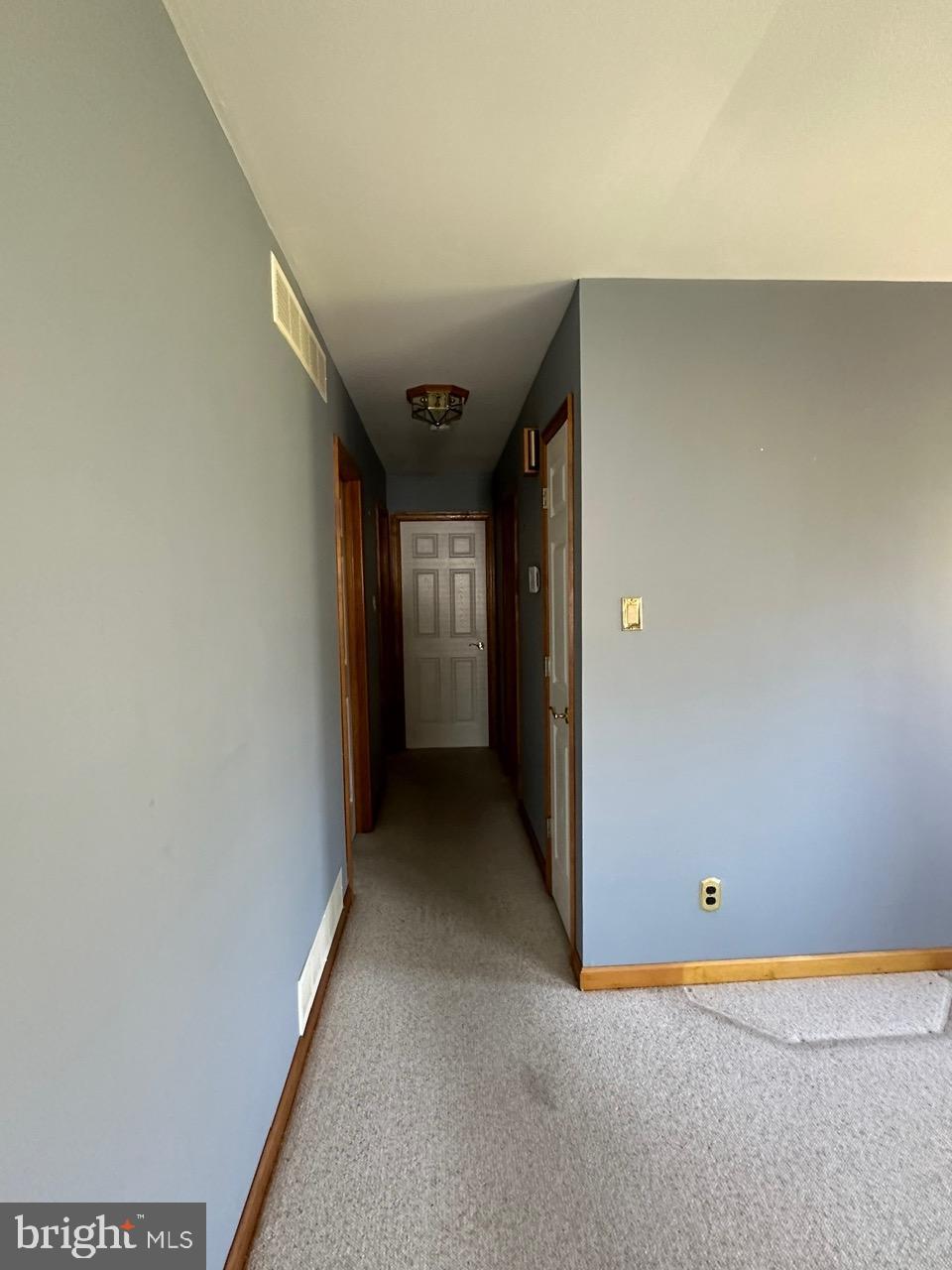 18 Summit Dr
