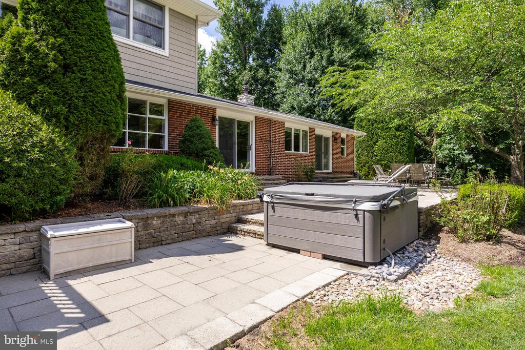 528 N Elmwood Rd