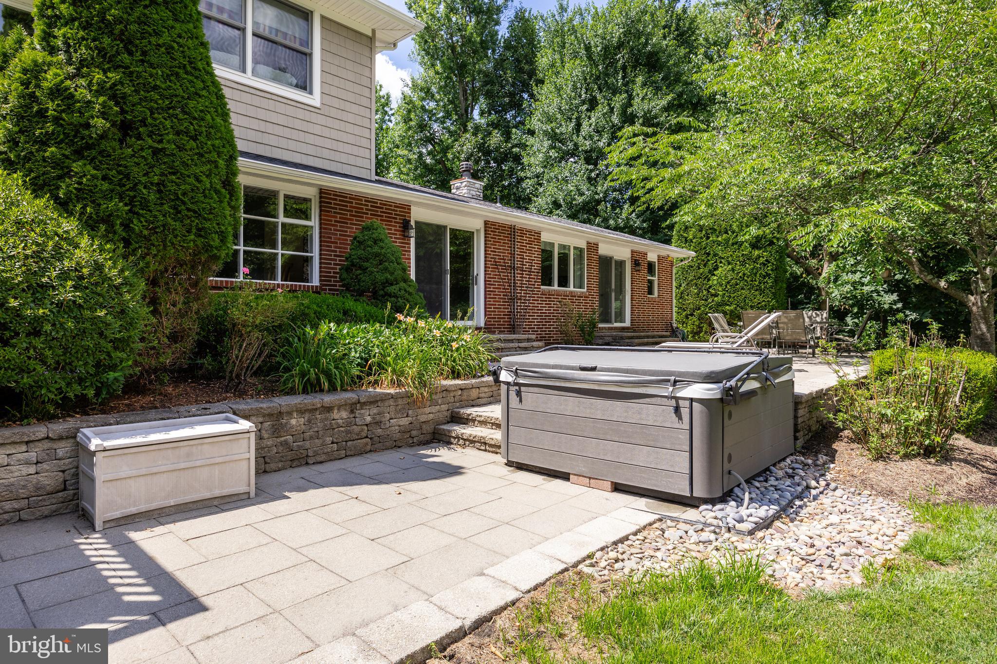 528 N Elmwood Rd