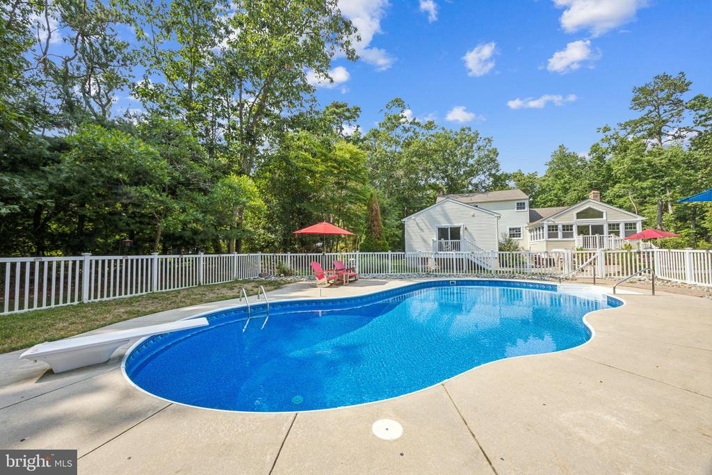 1033 SHAWNEE LANE