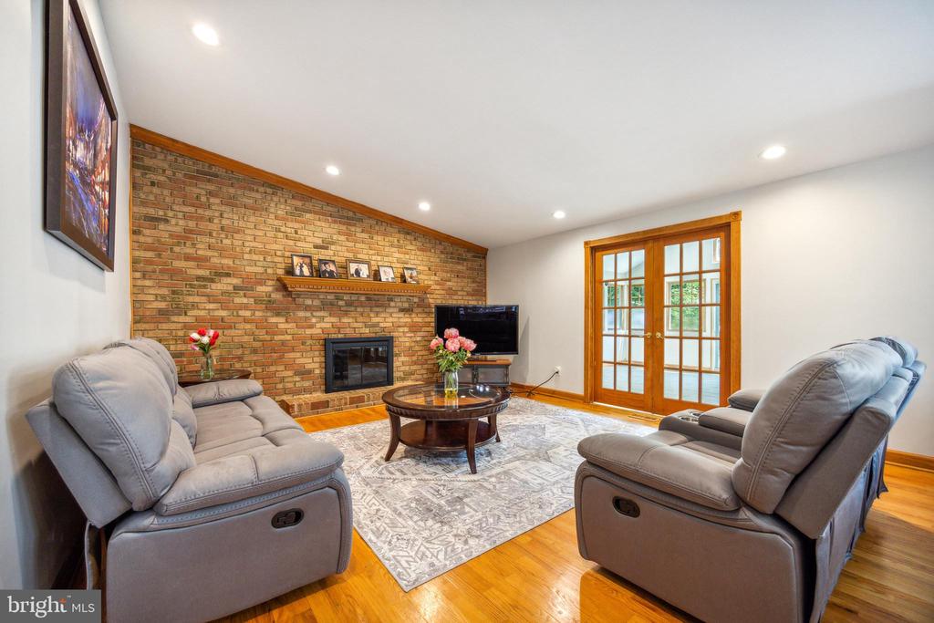 1033 SHAWNEE LANE