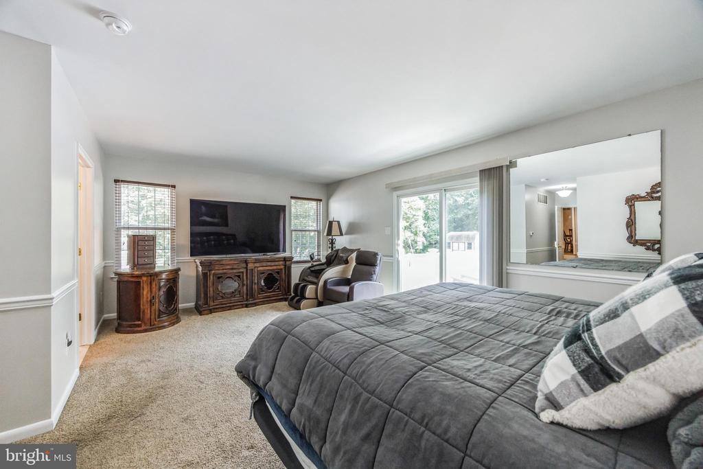 1033 SHAWNEE LANE
