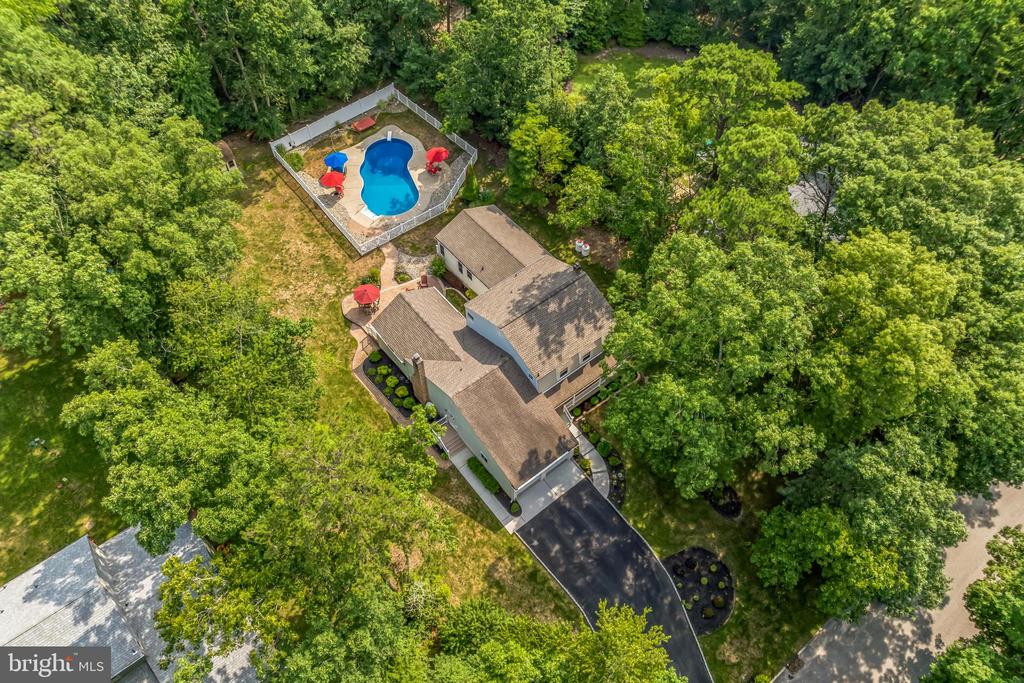 1033 SHAWNEE LANE