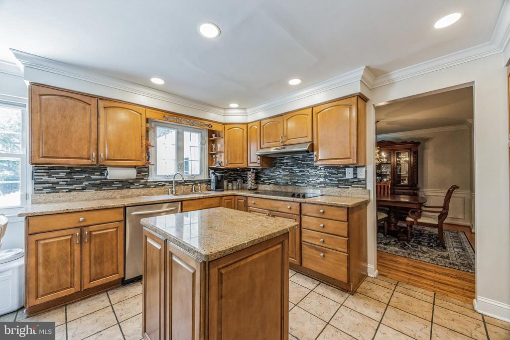 1033 SHAWNEE LANE