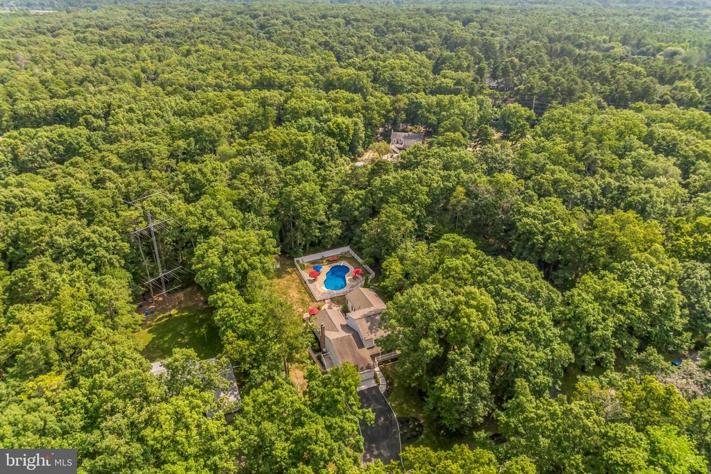 1033 SHAWNEE LANE