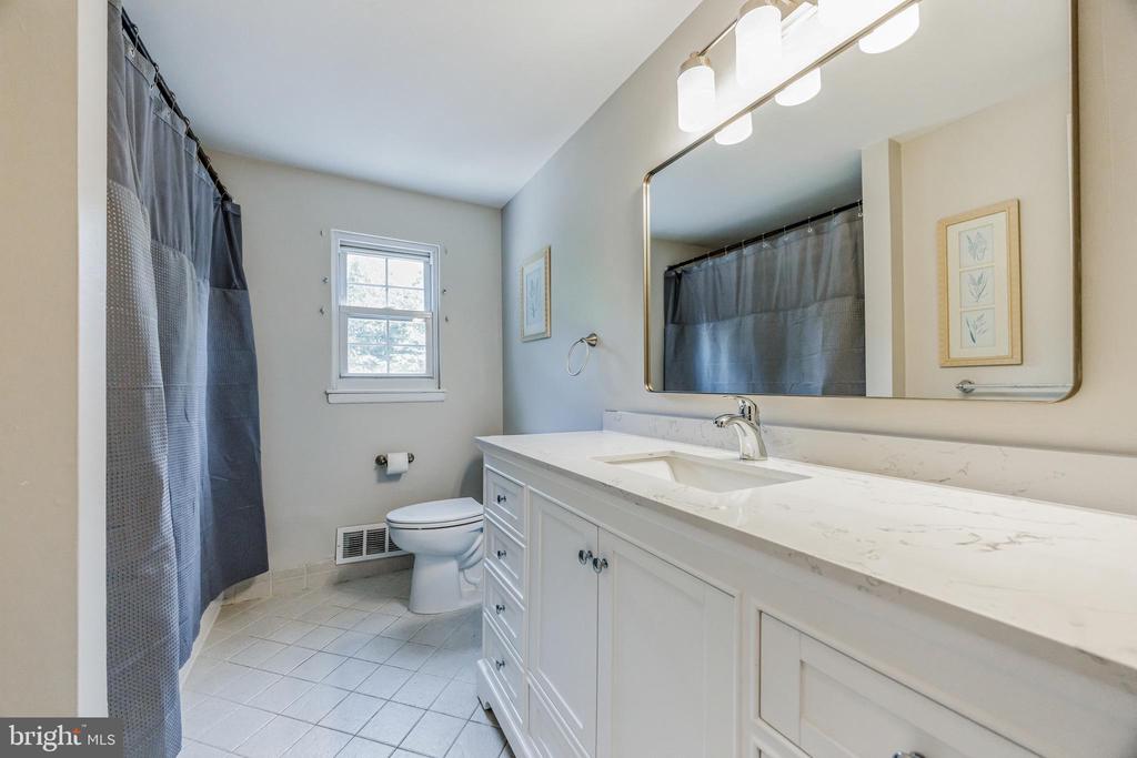1033 SHAWNEE LANE